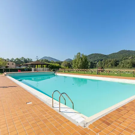 Pet Friendly In With Swimming Pool Сasa de vacaciones *