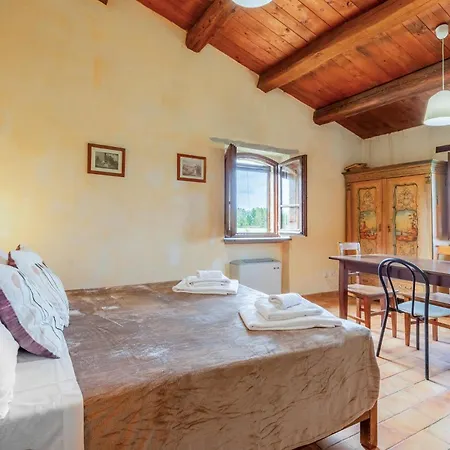 Сasa de vacaciones Pet Friendly In With Swimming Pool Montone (Umbria)
