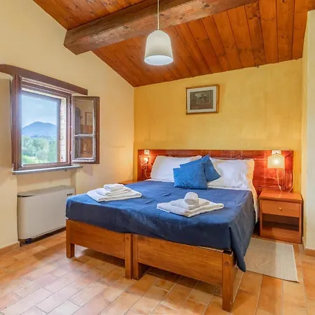 Pet Friendly In With Swimming Pool Сasa de vacaciones *